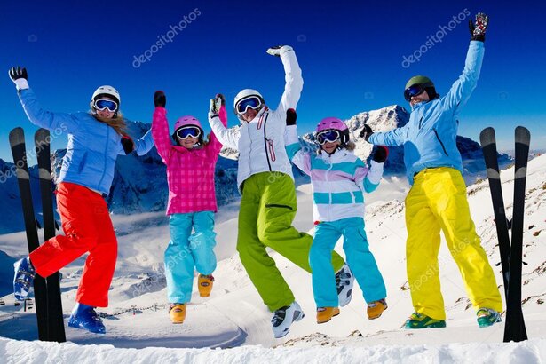 Kinder und Familien beim Skifahren und Spielen im Schnee