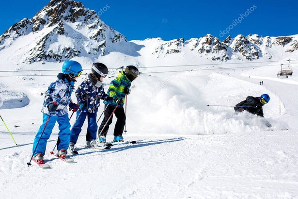 Kinder fahren am kleinen Skilift im Schnee in Tarrenz