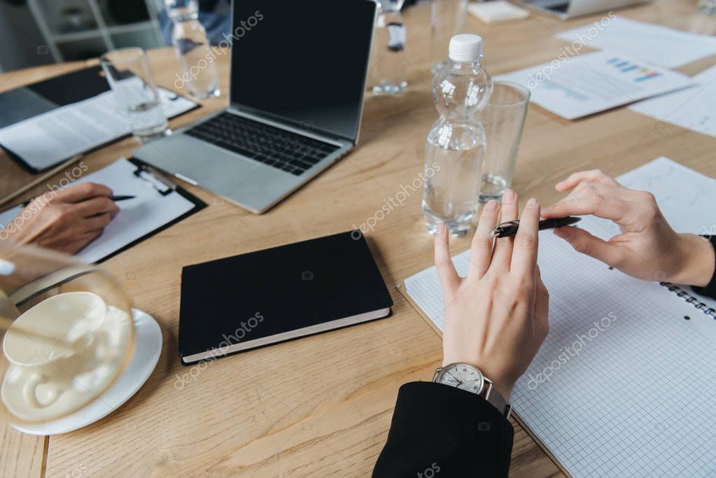 Kleines Team bei der Planung von Öffentlichkeitsarbeit am Tisch