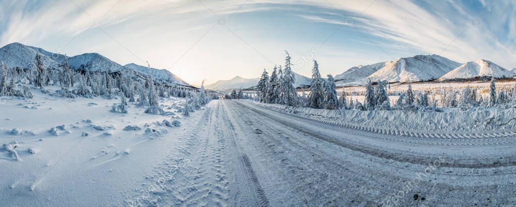 Abendstimmung mit Sonnenuntergang über dem verschneiten Bungerloch