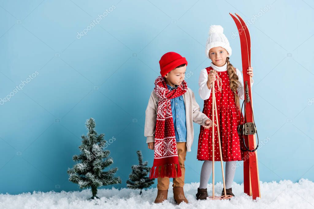 Kinder fahren lachend am Übungshang im Bungerloch Ski