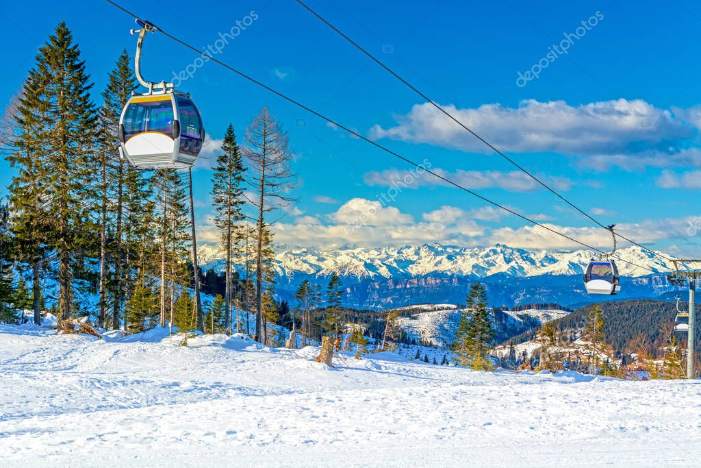Der Schlepplift Bungerloch im Winterbetrieb mit Schneelandschaft