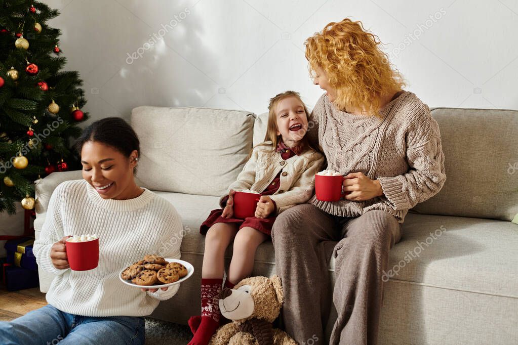Familien sitzen in der Wärmestube bei Tee und Kuchen